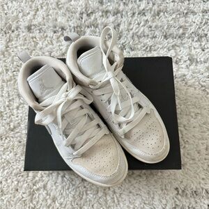 Youth Nike JORDAN 1 MID SE CRAFT (PS)
WHITE/LT OREWOOD BRN-TECH GREY 2Y